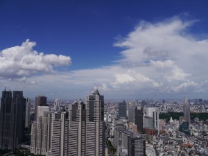 台風外側の雲が近づく (東京 新宿)