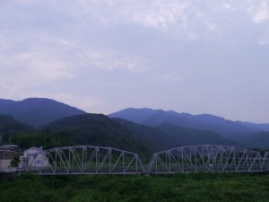 山地の夕暮れ　(神奈川県愛甲郡)