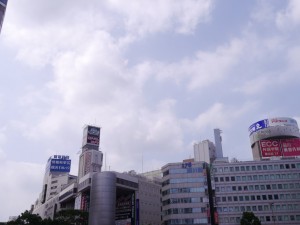 雲が多めで猛暑緩和 (横浜駅)