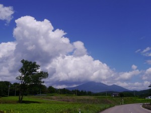 夏雲かかる磐梯山