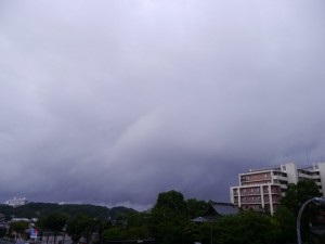 横浜は断続的に激しい雨