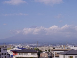 富士山雲隠れ (静岡県 富士市)