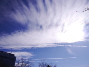 飛行機雲と重なり