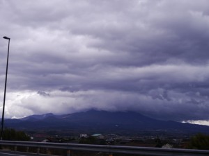 分厚い雲の隠れる鳥取大山