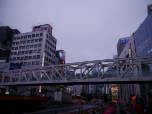 しぶとい雨 (東京新宿)