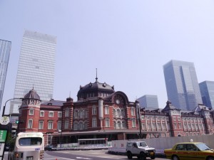 快晴の東京駅