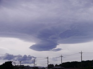 強風下のレンズ雲