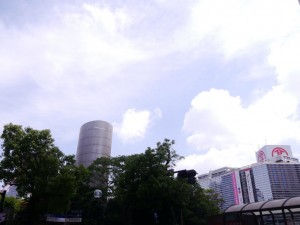 夏の陽気 (横浜駅)