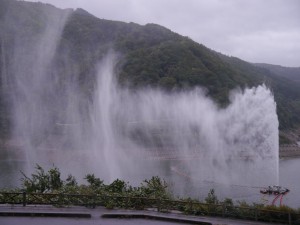 風でなびく噴水 (山形 寒河江ダム)